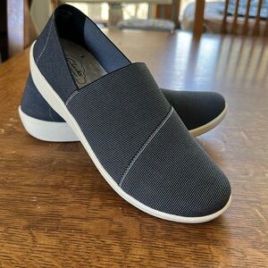 New Clarks Women’s Blue Slip-On Shoes size 9.5 wide